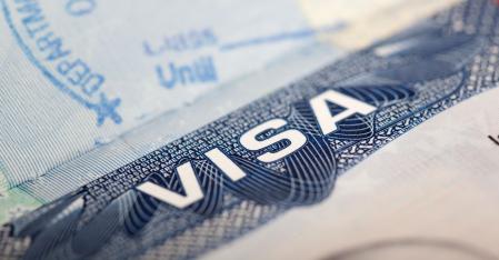 Primo piano di un visto americano sul passaporto