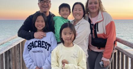 Au pair con famiglia ospitante sulla spiaggia