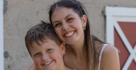 Au pair abbraccia il bambino ospite