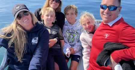 Au pair con una famiglia ospitante su una barca