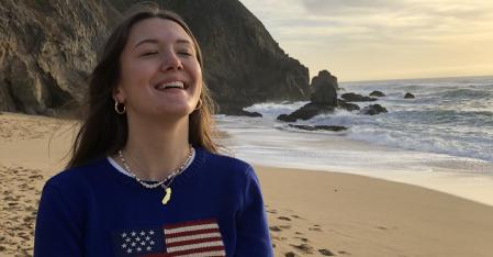 au pair che sorride sulla spiaggia