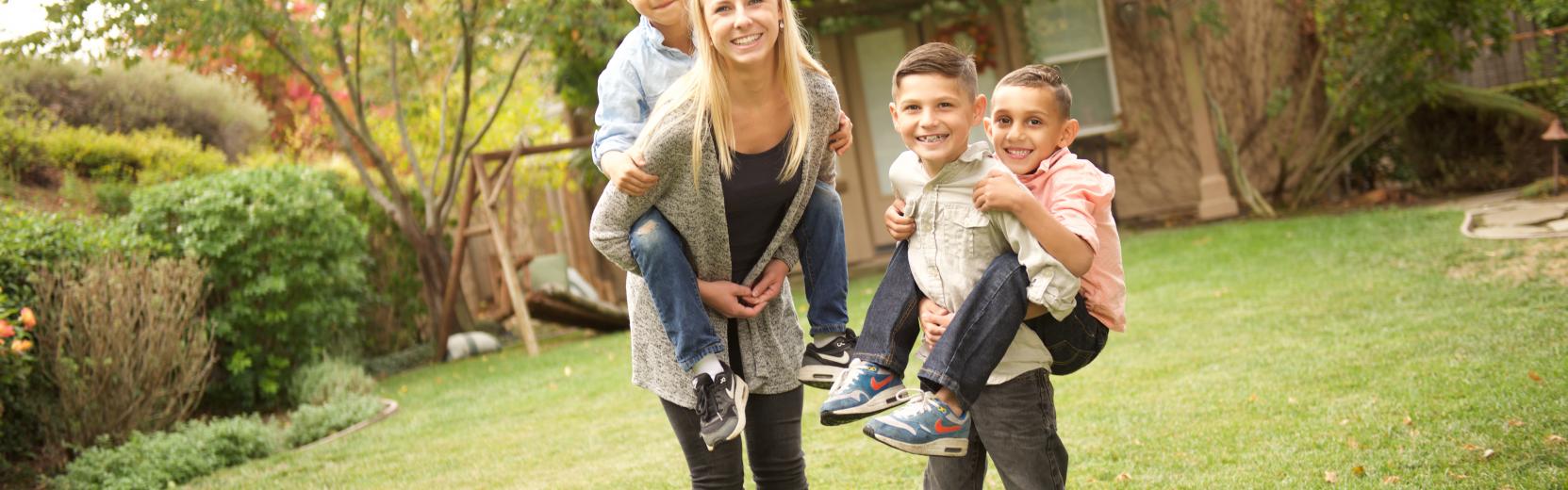 Ragazza alla pari con tre bambini