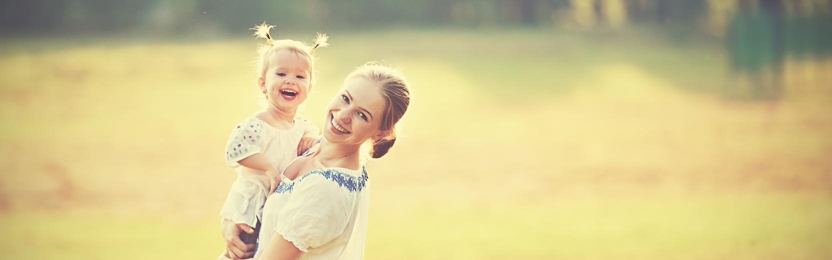 Ragazza alla pari con bambino