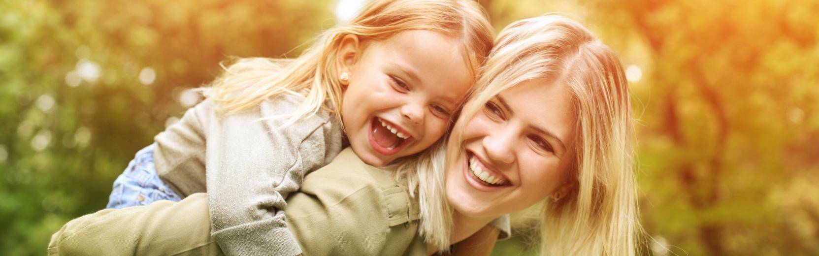 Ragazza alla pari con bambino sulle spalle