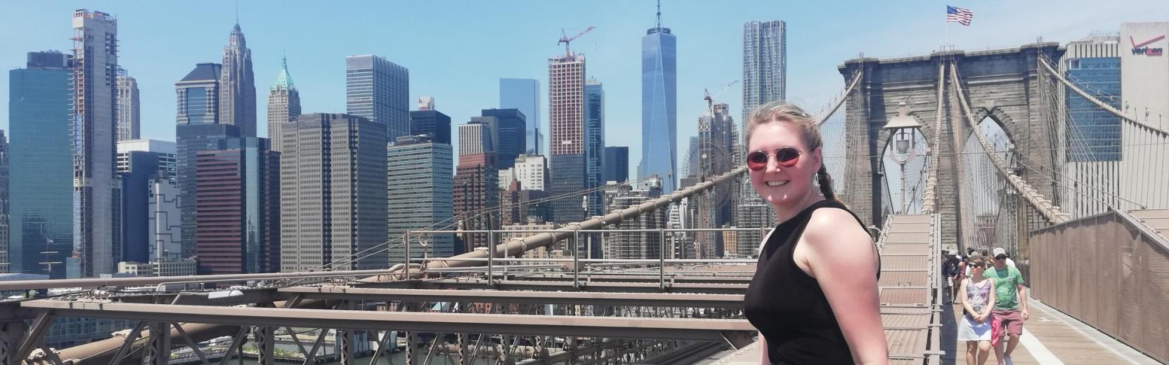 Laura a New York City Au pair Laura sul Ponte di Brooklyn