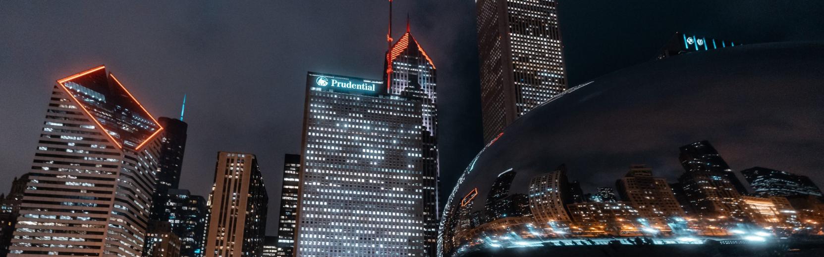 Benvenuti a Chicago Lo skyline di Chicago di notte