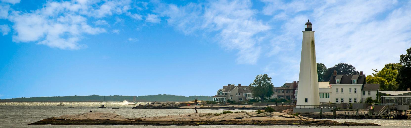Paesaggio del Connecticut con il mare e un faro