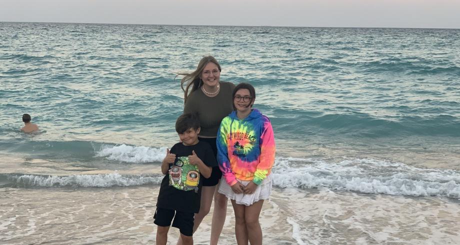 Au pair Laura in vacanza in Florida Au pair Laura e i suoi bambini ospitanti abbracciati vicino al mare