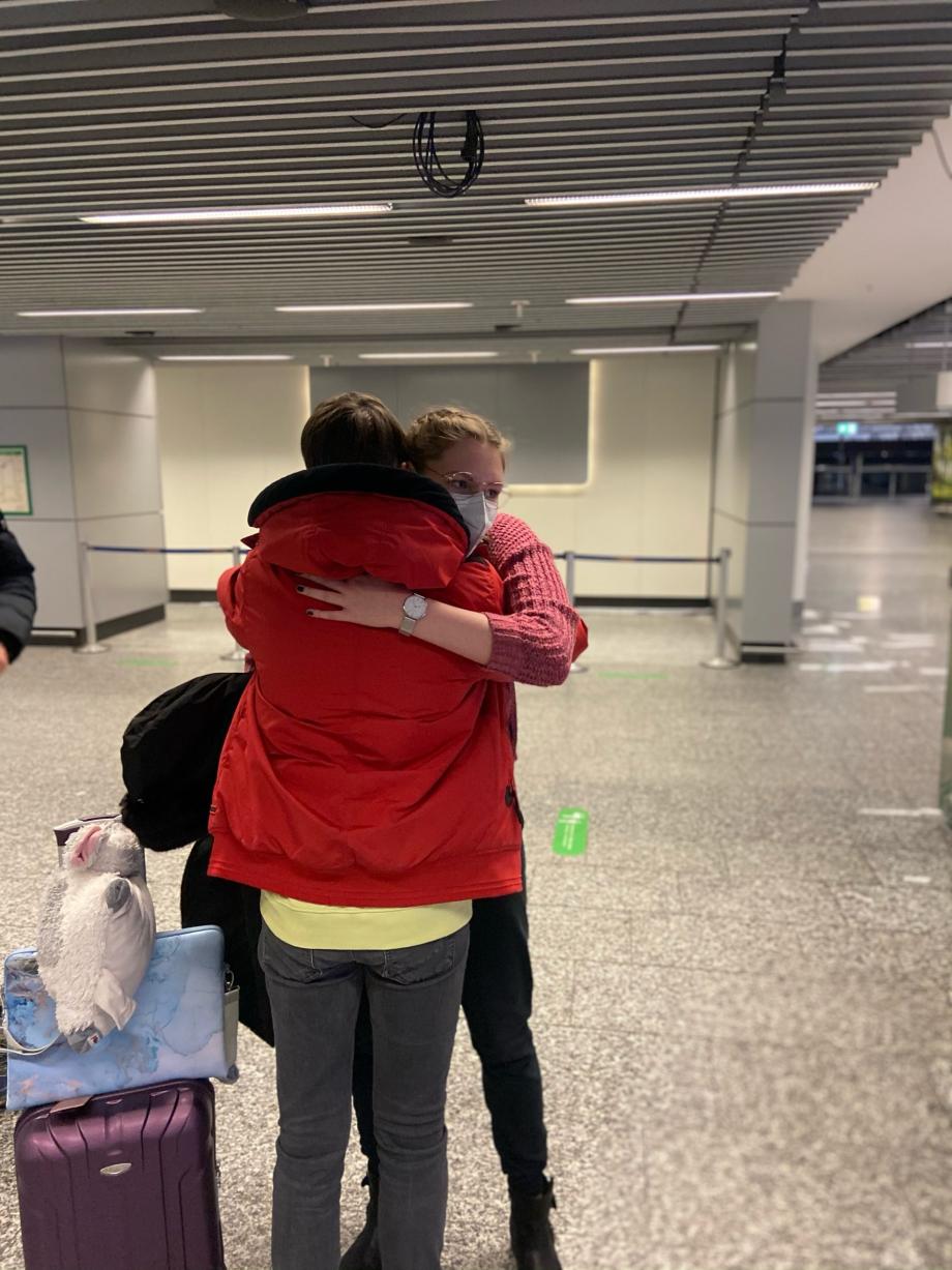 Au pair Laura incontra la sua famiglia Laura abbraccia la sua famiglia ospitante all’aeroporto al suo arrivo