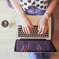 Frau mit Laptop