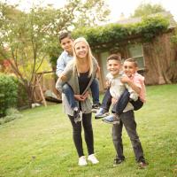 Ragazza alla pari con tre bambini