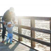 ragazza alla pari con bambino sulla spiaggia