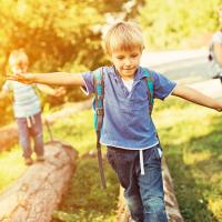 Agenzia programma alla pari Bambino in equilibrio