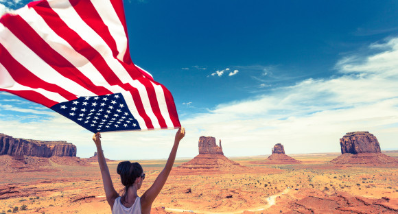 au pair con bandiera americana nel deserto